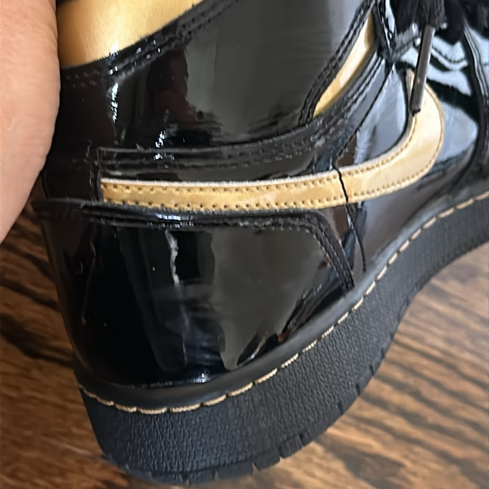 JORDAN Boys' Jordan 1 Retro High Black Metallic Gold (2020) (GS) Size: 3.5 - Picture 5 of 9